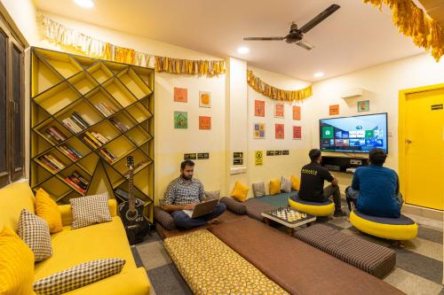 Кът за сядане в The Hosteller Jaipur