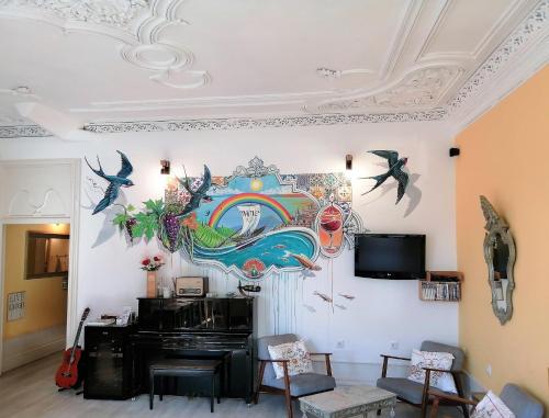 ein Wohnzimmer mit einem Wandgemälde in der Unterkunft Porto Wine Hostel in Porto