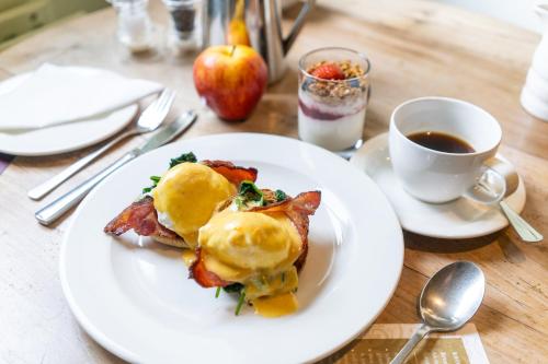 een bord eten op een tafel met een kopje koffie bij Brooks Guesthouse in Bath