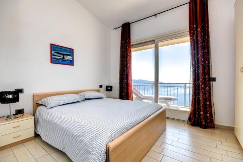 una camera da letto con un letto e un balcone di Da Guido - Letizia a Tignale