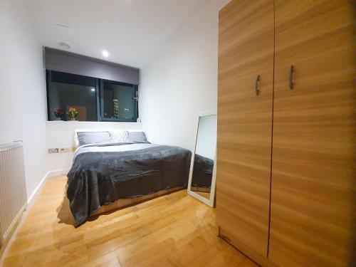 Postelja oz. postelje v sobi nastanitve LiveStay-Modern 3 Bed Apt on 8th Floor with Amazing Views