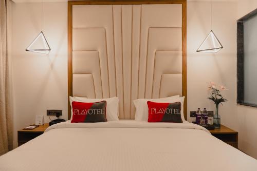 Кровать или кровати в номере Playotel Premier Vijay Nagar