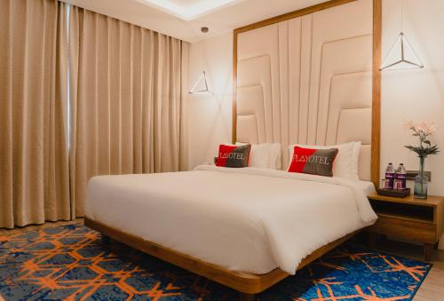 Кровать или кровати в номере Playotel Premier Vijay Nagar