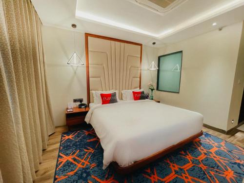 Кровать или кровати в номере Playotel Premier Vijay Nagar