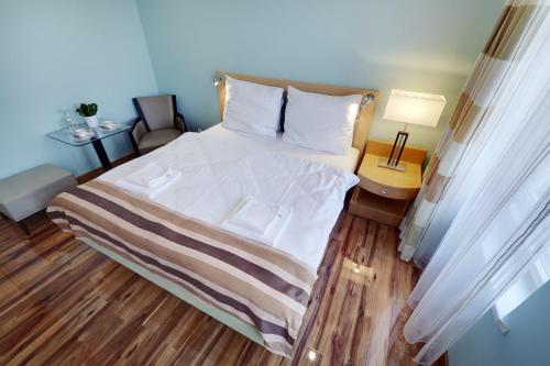 En eller flere senge i et værelse på Aparthotel Katowice