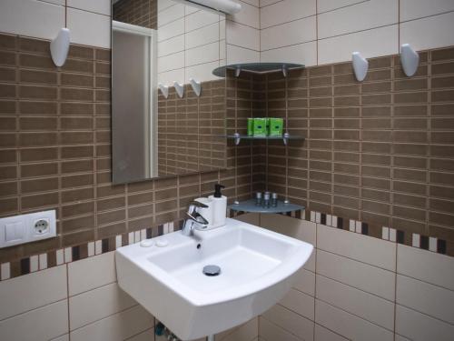 Sonnenland的住宿－G g spacious bungalow in maspalomas，浴室设有白色水槽和镜子
