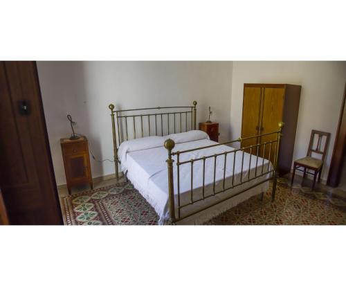 um quarto com uma cama, uma mesa e uma cadeira em Corte Sant'Anna em Galatone