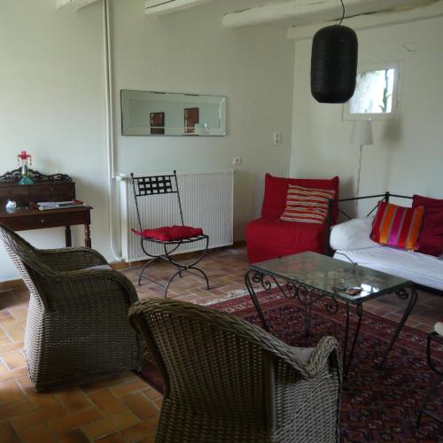 un salon avec un canapé, une table et des chaises dans l'établissement Gîte l'Odonata, à Valeilles