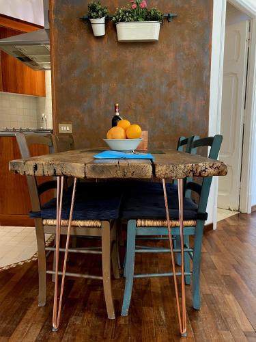 a table with a bowl of oranges on top of it at Argilla Apartment in Rome