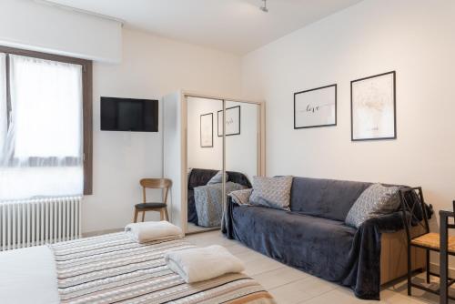 een woonkamer met een bank en een tv bij Casette Romane "Daje!" in Rome