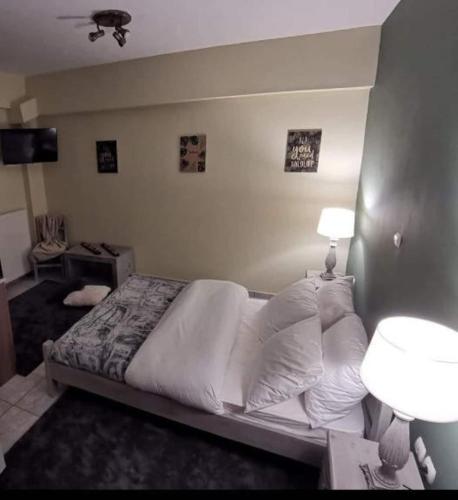 Cama ou camas em um quarto em KERAMIDAKI MINI SUITES 2