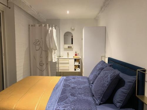 une chambre avec un lit et une salle de bain avec un lavabo dans l'établissement Appartement atypique cosy entre terre & mer, à Marseille