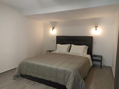 een slaapkamer met een groot bed met 2 witte kussens bij Casinhas da Lu in Geres