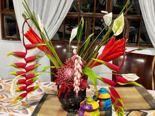 a vase with flowers in it on a table at Finca Villa Elenita in Sasaima