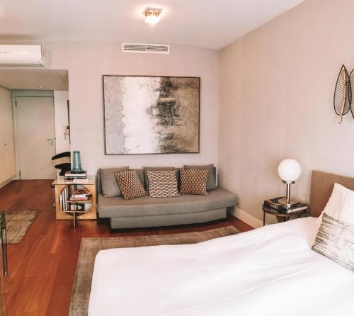ein Wohnzimmer mit einem Bett und einem Sofa in der Unterkunft Lisbon Bairro Alto Apartments Free Parking in Lissabon