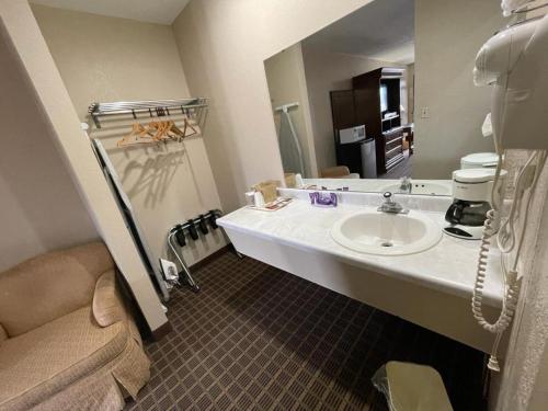 エンポリアにあるKnights Inn & Suites Emporiaの洗面台と鏡のあるバスルーム