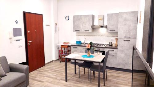 Virtuvė arba virtuvėlė apgyvendinimo įstaigoje HOLIDAY HOME ROMA LacasadiValentina