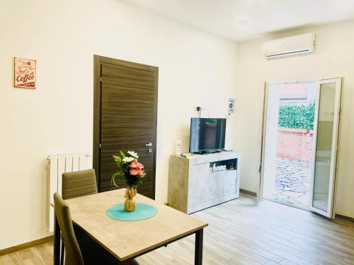 A television and/or entertainment centre at HOLIDAY HOME ROMA LacasadiValentina