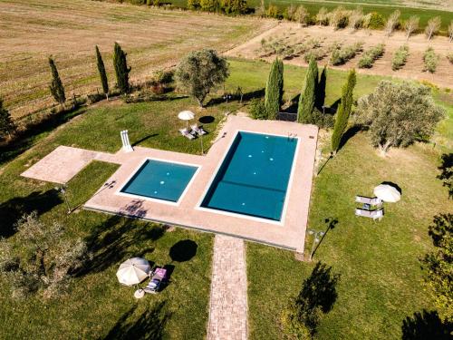 Výhled na bazén z ubytování Appartamento in casale con piscina Casa I Pavoni nebo okolí