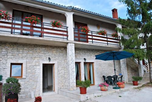 Το κτήριο όπου στεγάζεται  το διαμέρισμα