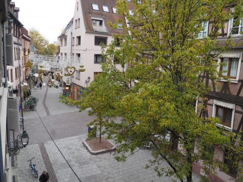 une rue vide dans une ville avec des bâtiments dans l'établissement Le Drapier charmant 2P Centre ville, à Strasbourg
