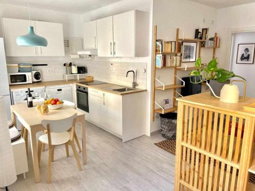 A cozinha ou cozinha compacta de MonKeys Apartments Los Viajantes