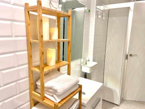 una mensola in legno in bagno con doccia di MonKeys Apartments Los Viajantes a Siviglia