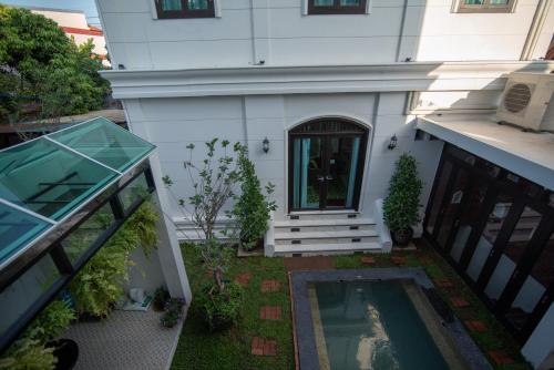 uma vista exterior de uma casa com piscina em Nanta Glam CM Hotel & Residences em Chiang Mai