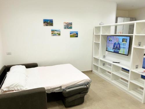 um quarto de hospital com uma cama e uma televisão de ecrã plano em La Dimora della Fenice em Fondi