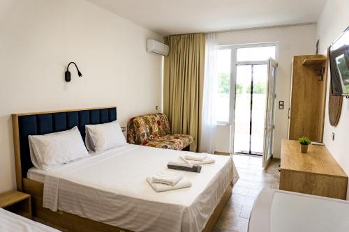 Habitación de hotel con cama y silla en Комплекс Радост, en Ezerets