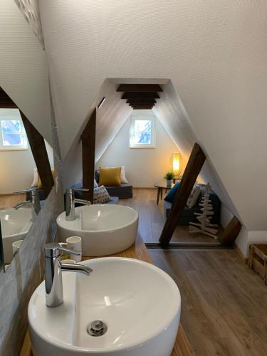 La salle de bains mansardée est pourvue d'un lavabo blanc. dans l'établissement Le Loft, à Colmar