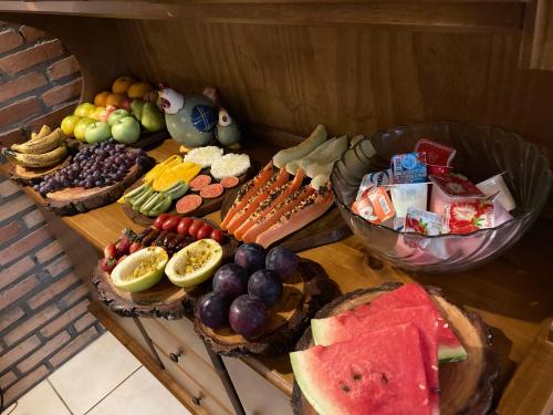 een tafel met veel verschillende soorten groenten en fruit bij Hotel Senador Distributed by Ameris - Quedas do Iguaçu - Paraná in Quedas do Iguacu