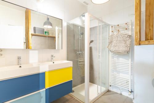 une salle de bain avec un lavabo et une douche dans l'établissement LE MONNAIE - Vue Cathédrale, à Rennes