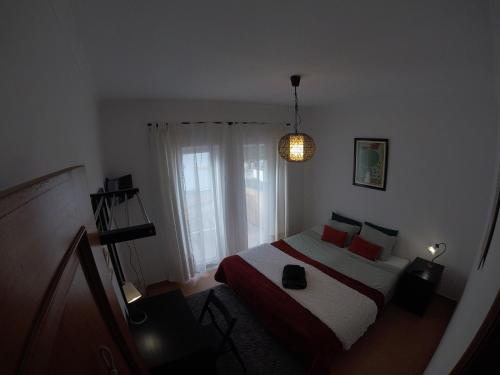 a bedroom with a bed and a window at Peniche Surf Lodge 2 in Peniche