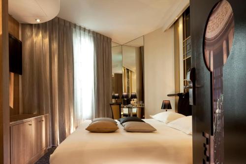 Llit o llits en una habitació de Secret de Paris - Hotel & Spa
