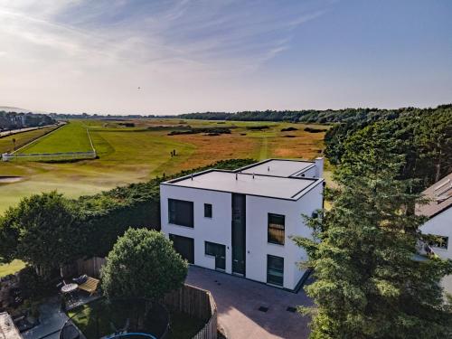 -HOT TUB- Entire 6 bed East Lothian Luxury Retreat with garden, overlooks historic golf links, sleeps 12