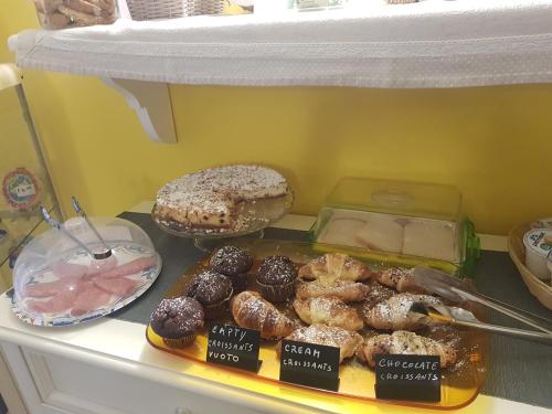 Eine Vitrine mit verschiedenen Donut-Sorten auf einem Regal in der Unterkunft B&B I Puritani in Catania