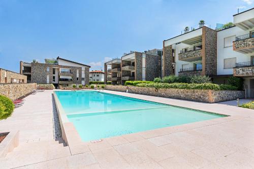 ein Schwimmbad vor einem Gebäude in der Unterkunft Warda C11 Apartment by Wonderful Italy in Desenzano del Garda