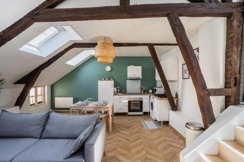un salon avec un canapé et une table dans l'établissement LE PETIT MARIUS - Cocon au cœur du centre-ville historique, à Rennes