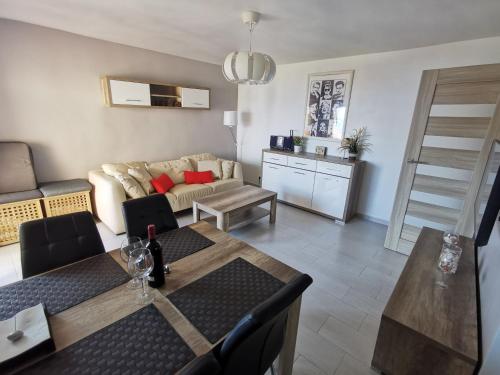 un soggiorno con un divano e un tavolo di SANTA SUSANNA Sea Dreams Appartement - Bord de mer a Malgrat de Mar