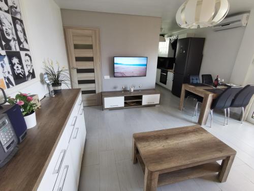 un ampio soggiorno con TV e tavolo di SANTA SUSANNA Sea Dreams Appartement - Bord de mer a Malgrat de Mar