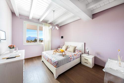 una camera con letto, scrivania e finestra di Warda C11 Apartment by Wonderful Italy a Desenzano del Garda