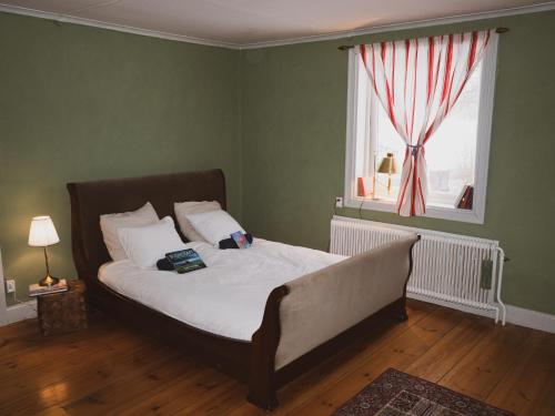 HorndalにあるCharming 6 bedroom House & Horse Farm - Sleeps 12の窓とベッドサイドサイドサイドサイドサイドサイドサイドサイドサイドサイドサイドサイドサイドサイドサイドサイドサイドサイドサイドサイドサイドサイドサイドサイドサイドサイドサイドサイドサイドサイドサイドサイドサイドサイドサイドサイドサイドサイドサイドサイドサイドサイドサイドサイドサイドサイドサイドサイドサイドサイドベッド