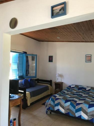 1 dormitorio con cama y escritorio en La Casa Azul: tranquilidad y esparcimiento en un entorno natural en Chascomús