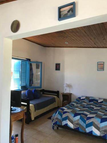 a bedroom with a bed and a desk at La Casa Azul: tranquilidad y esparcimiento en un entorno natural in Chascomús