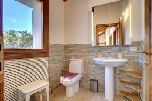 Bathroom sa TORRE-BARBARIGA country house,3 beds,3 bath,parking