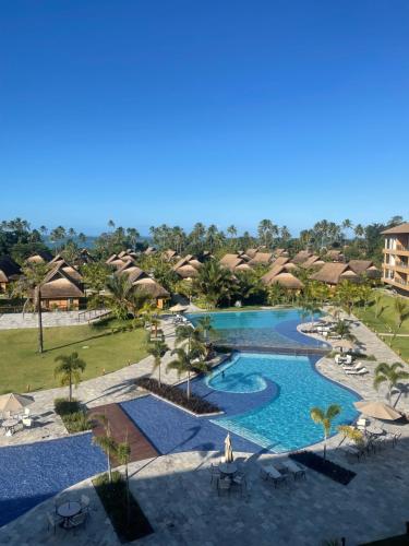 塔曼達雷的住宿－Flat 208 Eco Resort Carneiros，享有度假村游泳池的空中景致