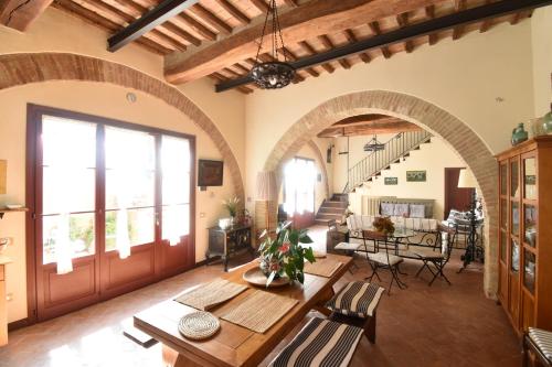 ein großes Wohnzimmer mit Tisch und Stühlen in der Unterkunft Villa Siena in Siena
