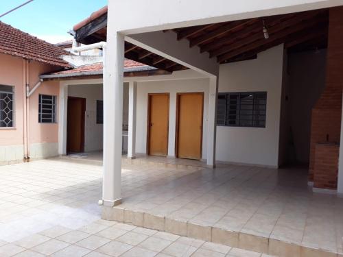 an empty courtyard of a house with at Casa do Peregrino - Confortável no centro in Paraisópolis