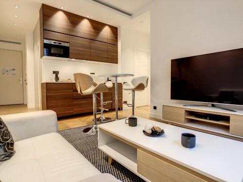 un salon avec une grande télévision à écran plat dans l'établissement Nestor&Jeeves - MODERN ROCK - Central - Very close sea, à Nice